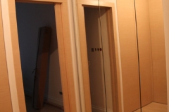 drzwi-obok-szafy-z-lustrem